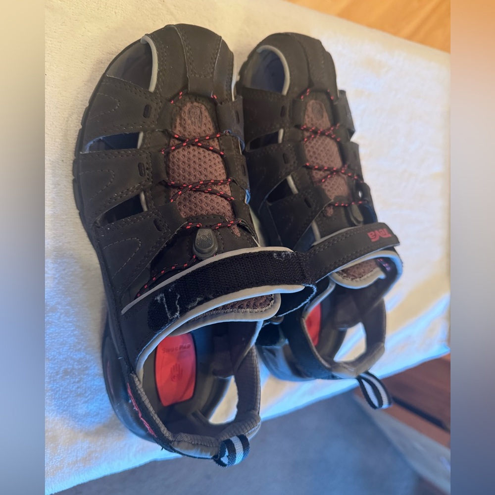 Women’s Teva Forebay Sandal, size 8.5